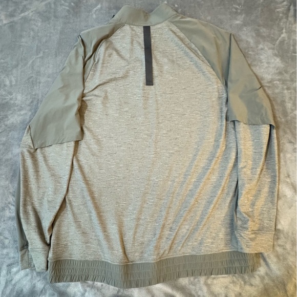 Lululemon Train On Site 1/2 Zip
Grey Sage

#172 - Picture 5 of 6